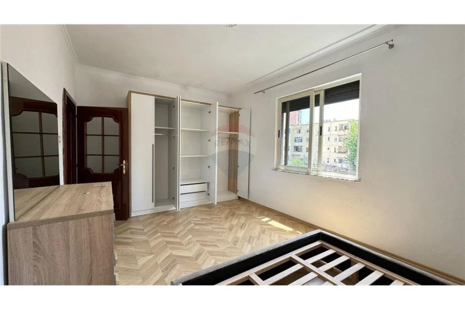 Tirane, jepet me qera apartament 2+1 Kati 4, 80 m² 550 € (Tregu Elektrik - Shkolla e Baletit)