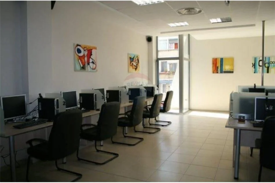 Tirane, shitet Kati 2, 146 m² 250.000 € (Rruga e Kavajes)