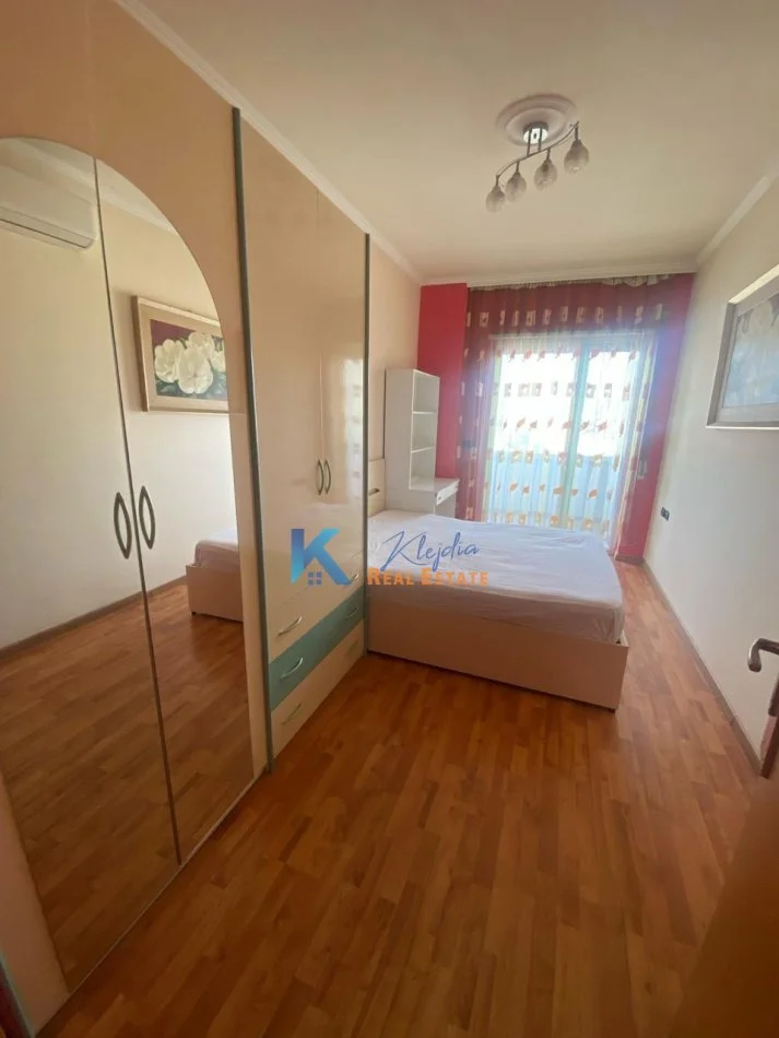 Tirane, jepet me qera apartament 3+1 Kati 12, 175 m² 600 € (Maternitetit te Ri)