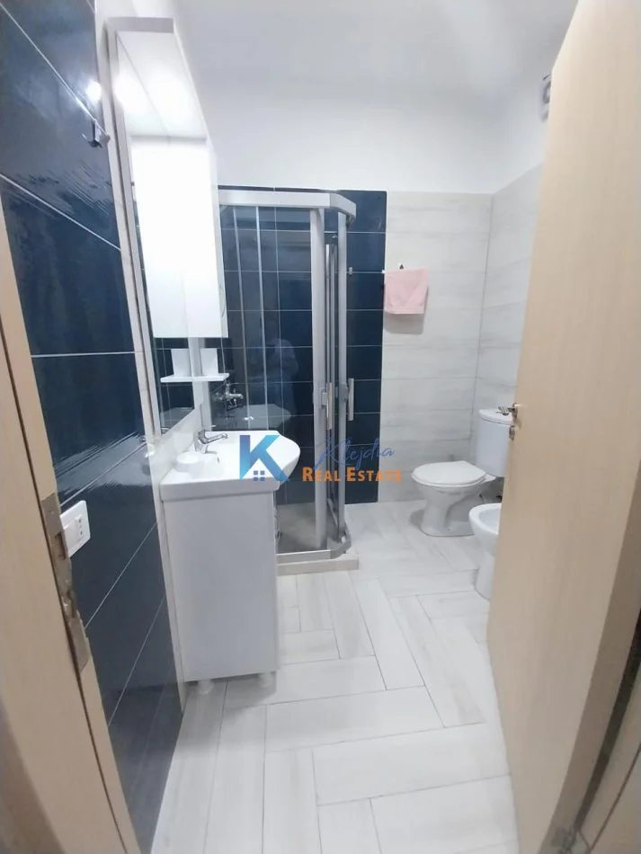Tirane, jepet me qera apartament 1+1 Kati 3, 100 m² (Kopshtit Zoologjik)
