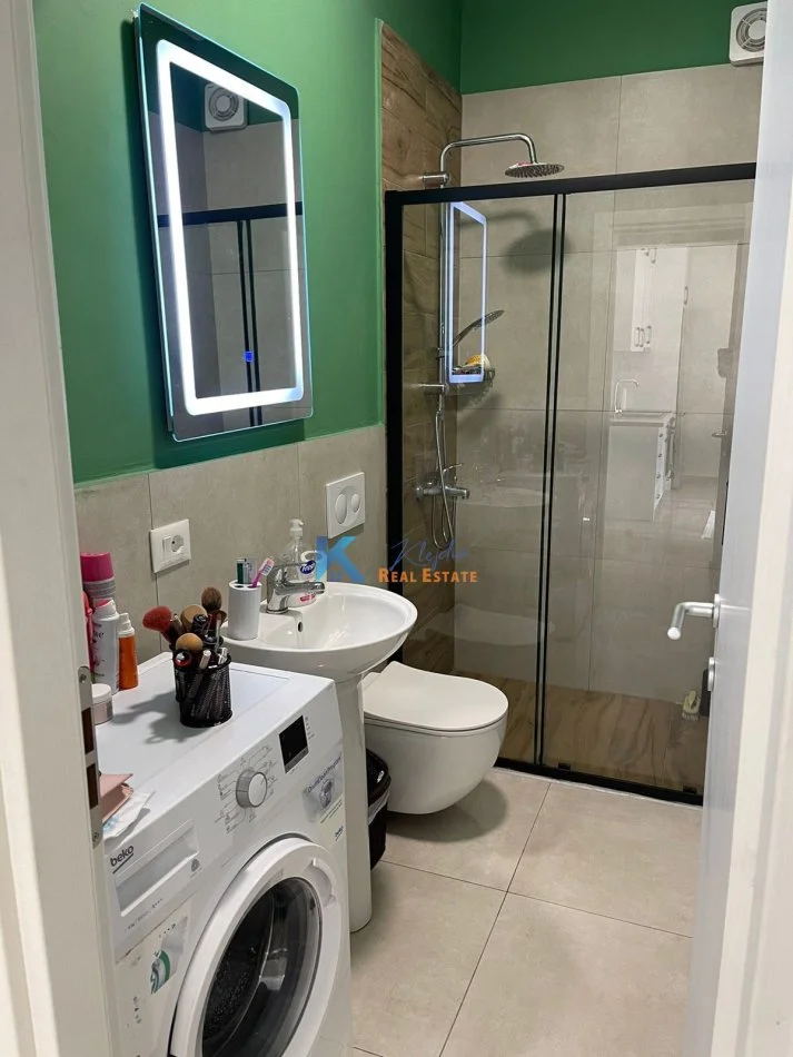 Tirane, jepet me qera apartament 1+1 Kati 1, 60 m² 400 € (Porcelan, afer UET)