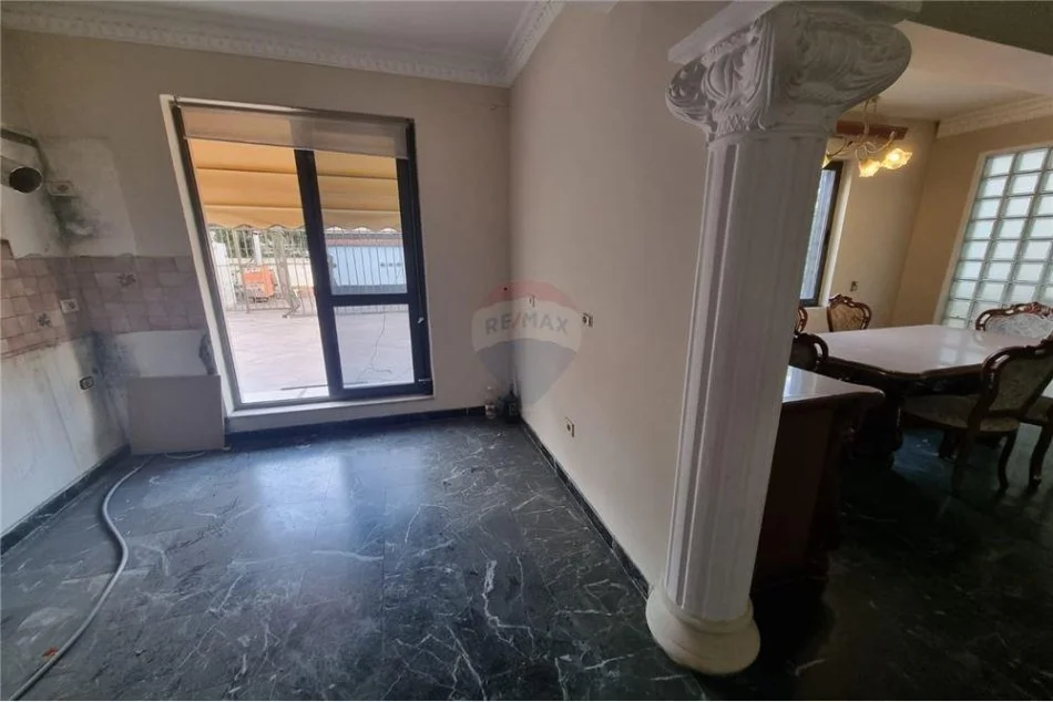 Tirane, jepet me qera zyre Kati 3, 235 m² 1.400 € (Rruga Sami Frasheri - LSI)