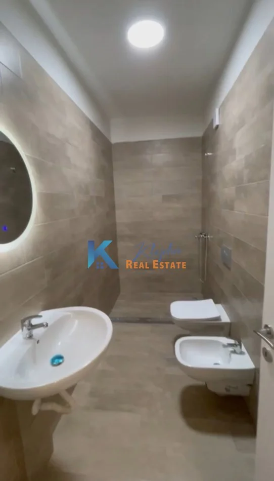 Tirane, jap me qera apartament 2+1+Ballkon Kati 10, 90 m² 500 € (Perballe Spitalit Amerikan 3)