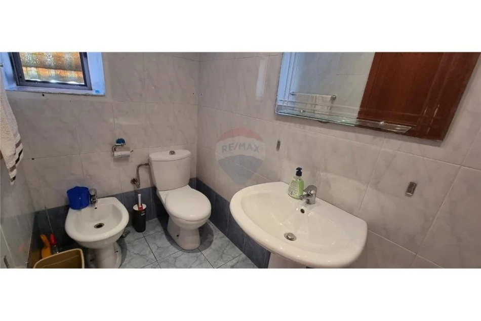 Tirane, jepet me qera apartament 1+1 Kati 9, 70 m² 600 € (Rruga e Kosovareve - Tirana e Re)