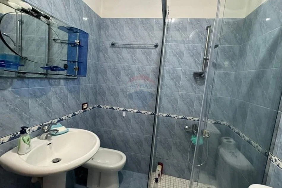 Tirane, jepet me qera apartament 1+1 Kati 4, 55 m² 450 € (Komuna e Parisit)