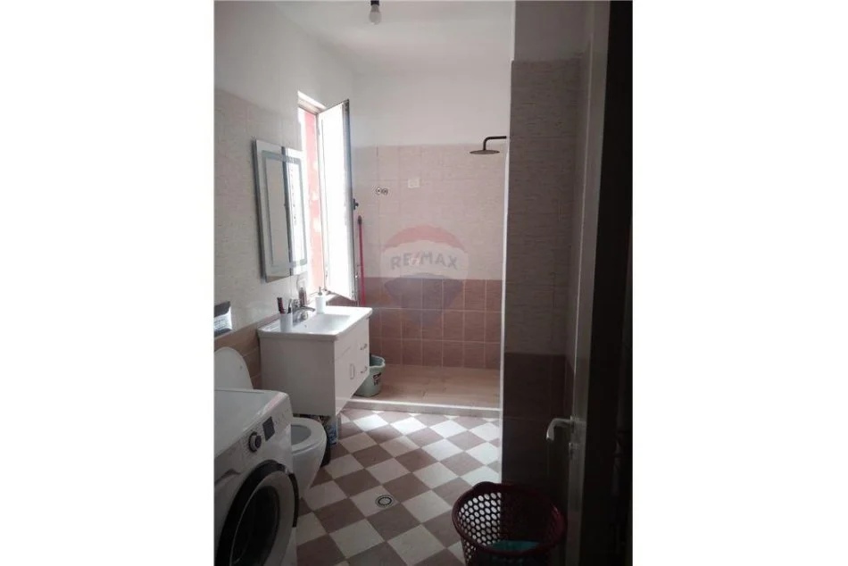Tirane, jepet me qera apartament 1+1 Kati 8, 66 m² 450 € (Yzberisht)