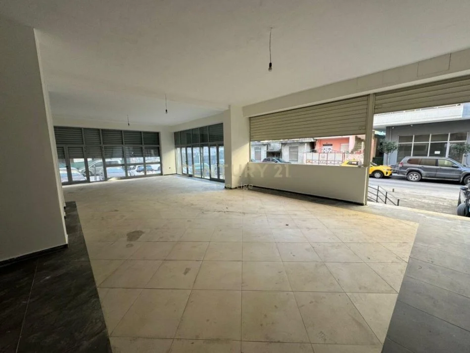 𝐕𝐥𝐨𝐫𝐞, 𝐣𝐞𝐩𝐞𝐭 𝐦𝐞 𝐪𝐞𝐫𝐚 𝐚𝐦𝐛𝐣𝐞𝐧𝐭 𝐛𝐢𝐳𝐧𝐞𝐬𝐢 𝐊𝐚𝐭𝐢 𝟎, 𝟓𝟎𝟎 𝐦² 𝟑.𝟎𝟎𝟎 € (𝐋𝐮𝐧𝐠𝐨𝐦𝐚𝐫𝐞)