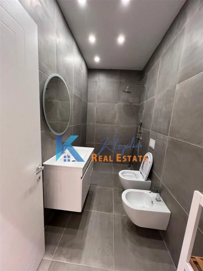 Tirane, jap me qera zyre , 160 m² 1.500 € (Rruga e Kavajes)