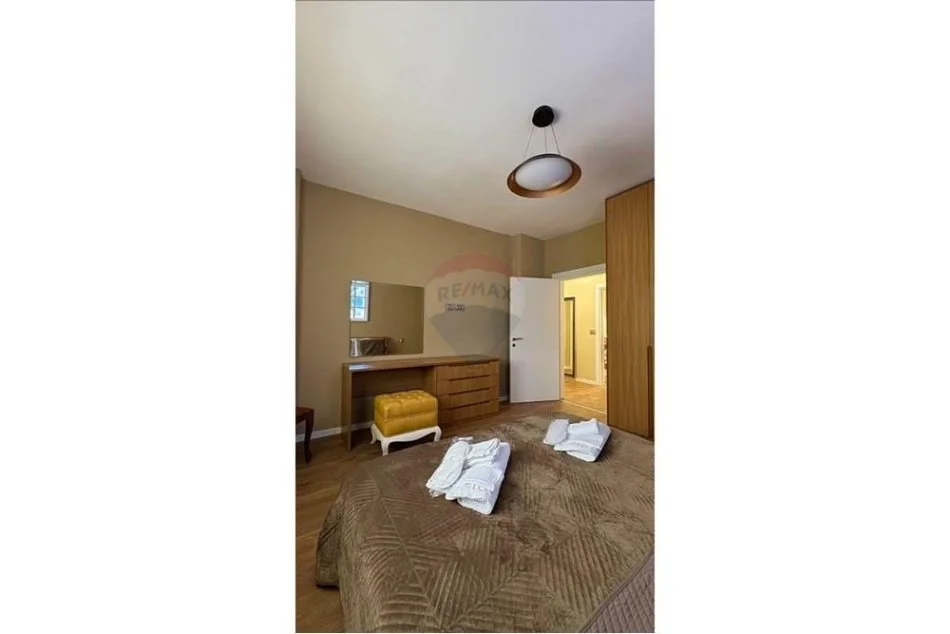 Tirane, jepet me qera apartament 2+1 , 113 m² 850 € (Komuna e Parisit - Kristal Center)