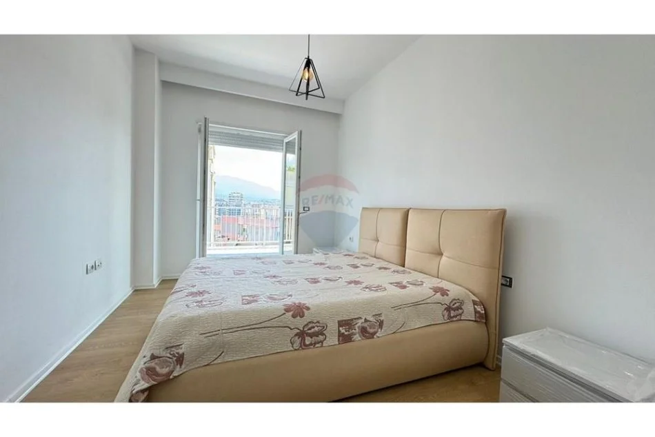 Tirane, jepet me qera apartament 1+1 , 65 m² 750 € (Qendër)