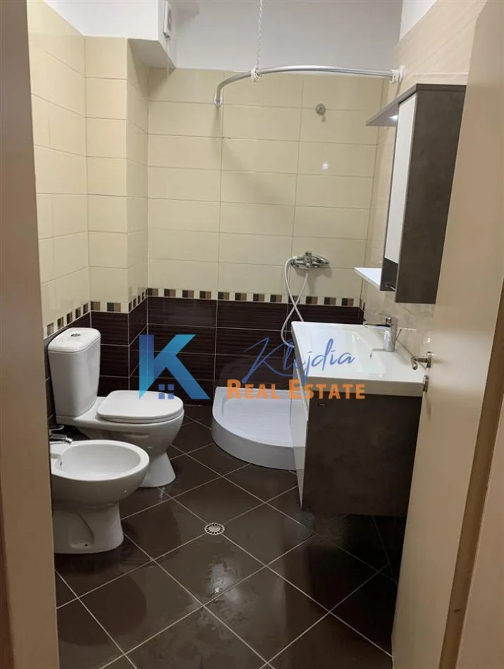 Tirane, jepet me qera apartament 1+1+Ballkon Kati 1, 70 m² 600 € (1+1 per qira te Liqeni i Thate)