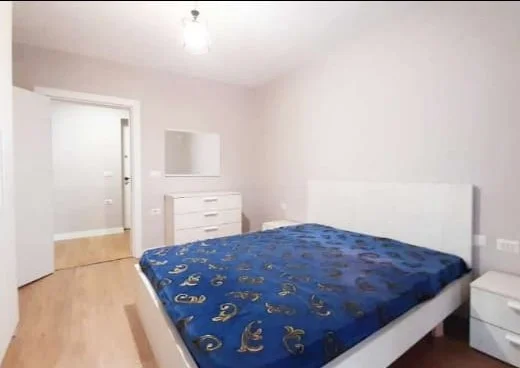 Tirane, jepet me qera apartament 2+1 Kati 2, 80 m² 600 € (Rruga Myslym Shyri)