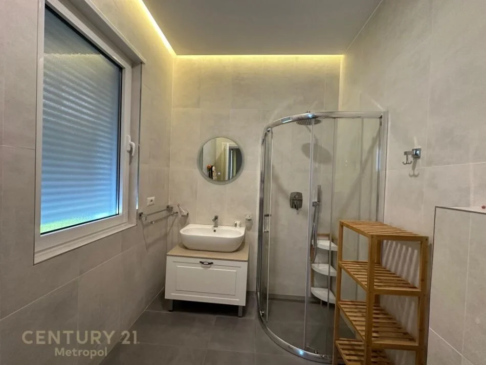 𝐓𝐢𝐫𝐚𝐧𝐞, 𝐣𝐞𝐩𝐞𝐭 𝐦𝐞 𝐪𝐞𝐫𝐚 𝐚𝐩𝐚𝐫𝐭𝐚𝐦𝐞𝐧𝐭 𝟐+𝟏 𝐊𝐚𝐭𝐢 𝟏, 𝟏𝟎𝟓 𝐦² 𝟏.𝟒𝟎𝟎 € (𝐐𝐞𝐧𝐝𝐫𝐚 𝐓𝐫𝐞𝐠𝐭𝐚𝐫𝐞 𝐓𝐄𝐆)