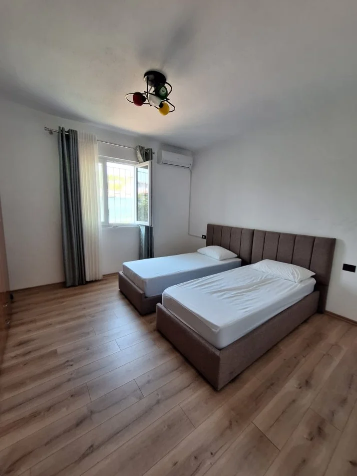 Tirane, jepet me qera Vile 2+1+Aneks+Ballkon Kati 1, 800 € (Laprake, prane Spitalit Ushtarak)