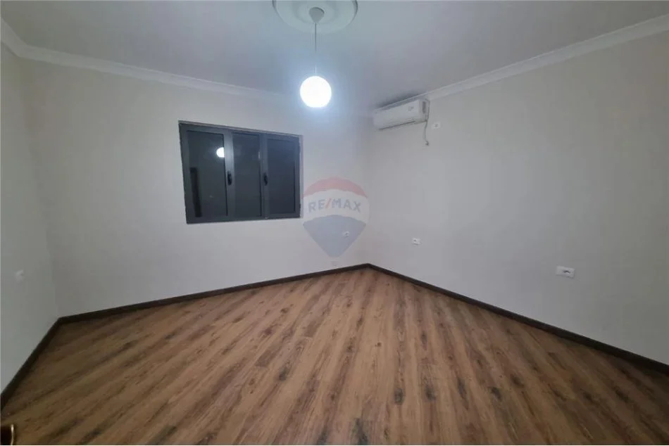 Tirane, jepet me qera Vile 3 Katshe , 550 m² 1.600 € (Rruga Vace Zela - Qendra Globe - Rruga e Kavajës)