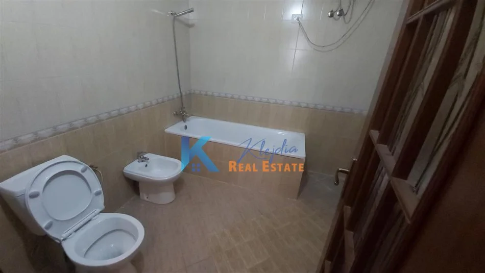 Tirane, jepet me qera zyre Kati 3, 90 m² (Myslym Shyr, rrugica Him Kolli)