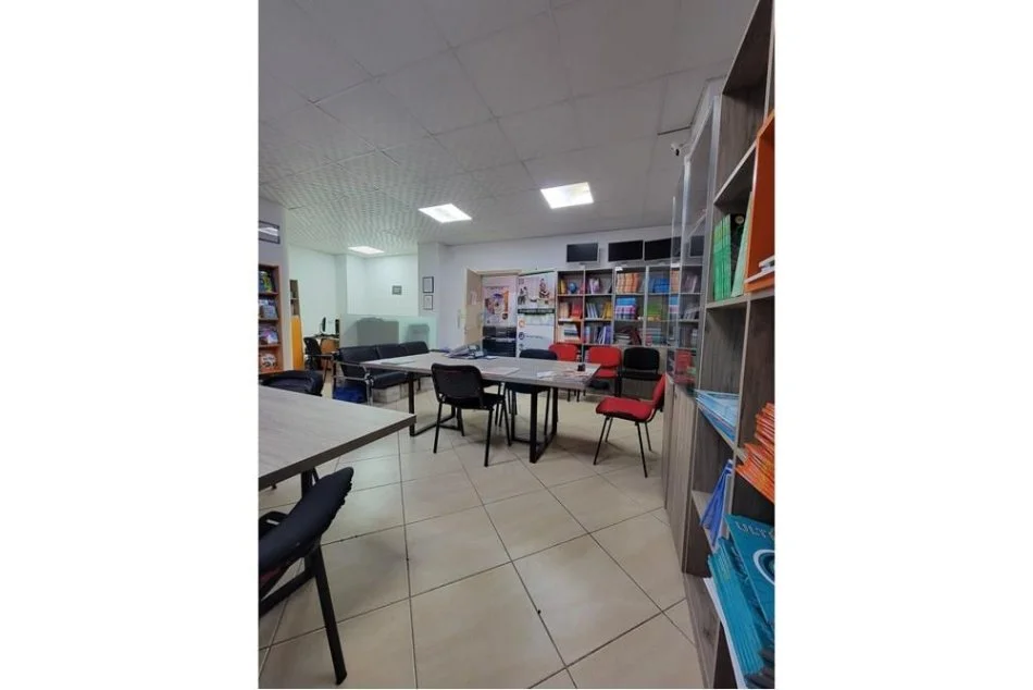 Tirane, jepet me qera ambjent biznesi Kati 1, 126 m² 1.200 € (Rruga " Pjeter Bogdani")