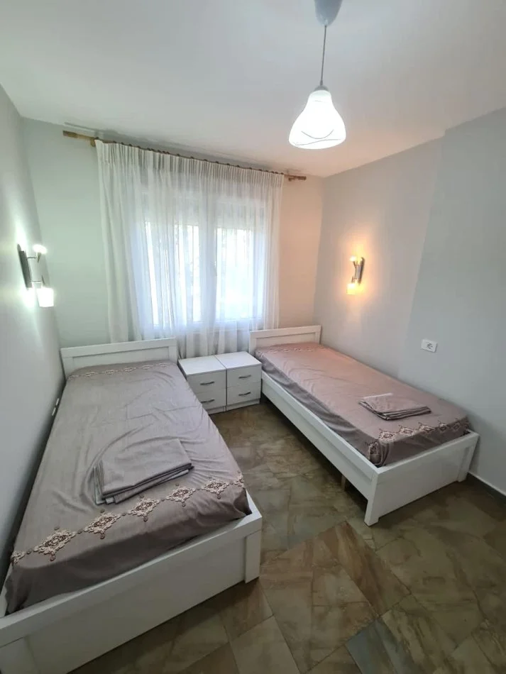 Tirane, jepet me qera apartament 2+1+Ballkon Kati 3, 85 m² 550 € (xhamia e tabakeve)