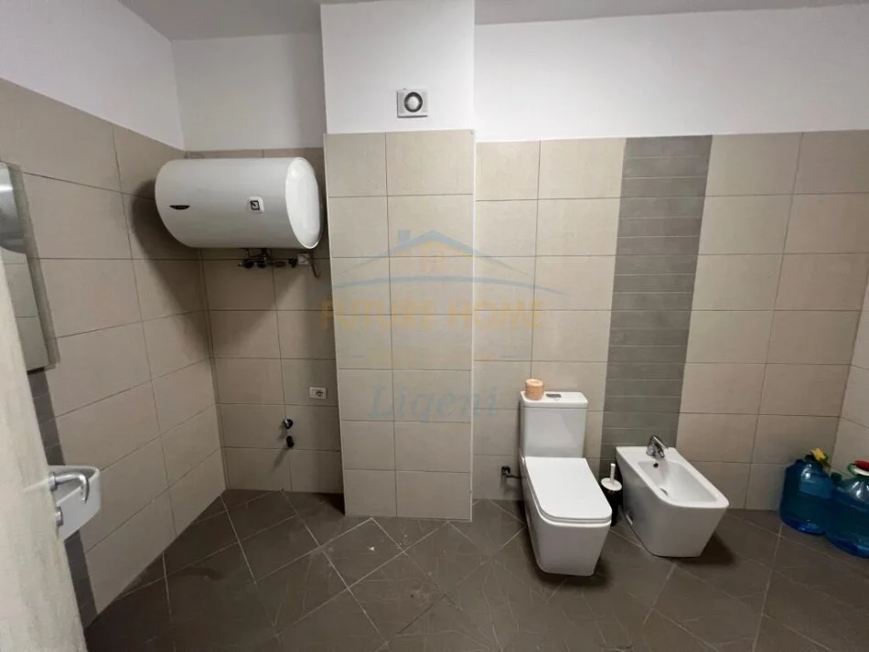 Tirane, jepet me qera apartament 3+1+Ballkon Kati 4, 144 m² 700 € (Liqeni i Thate)