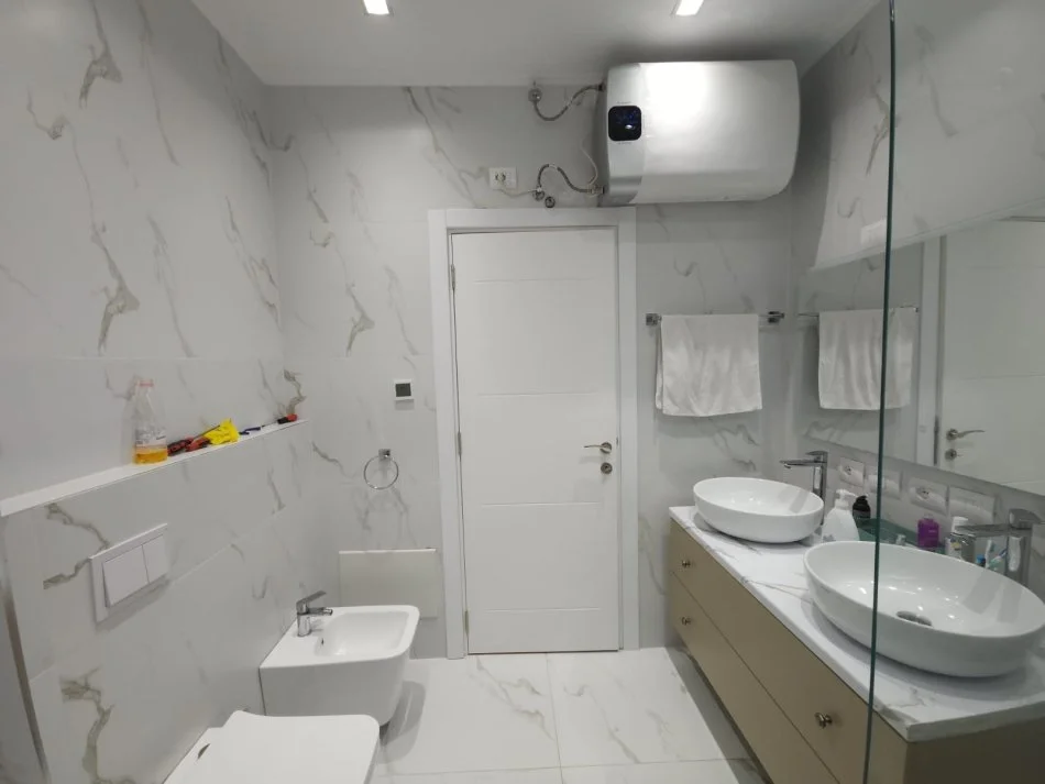 Tirane, shitet apartament 2+1+Ballkon Kati 4, 124 m² 185.000 € (Kinostudio)