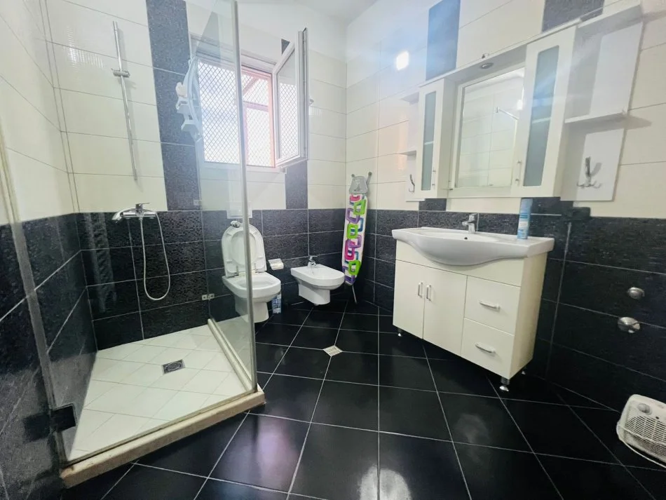 Tirane, jepet me qera Vile 4+1+Ballkon Kati 3, 250 m² 2.000 € (rruga e vilave)