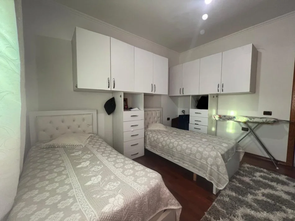 Tirane, shitet Vile 3 Katshe , 2.200 m² 550.000 € (kamez)