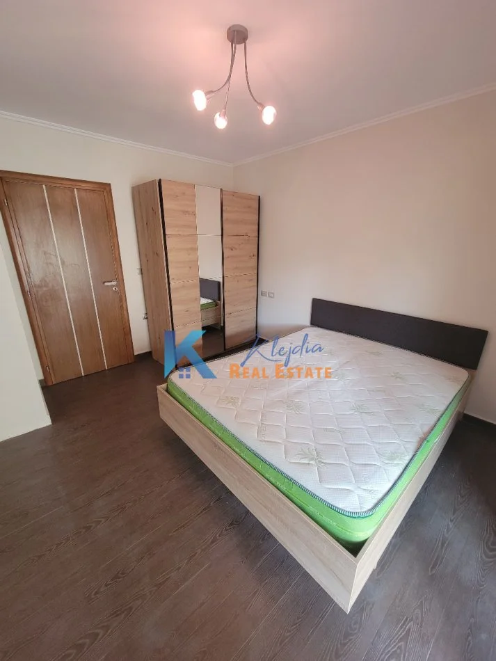 Tirane, jepet me qera apartament 1+1 Kati 4, 60 m² (Ministria e Jashtme, afer karburant Elda)