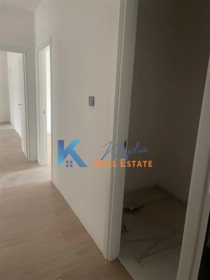 Tirane, jepet me qera apartament 3+1 Kati 4, 148 m² (Bulevardi i Ri, kompleksi Orbital 1)