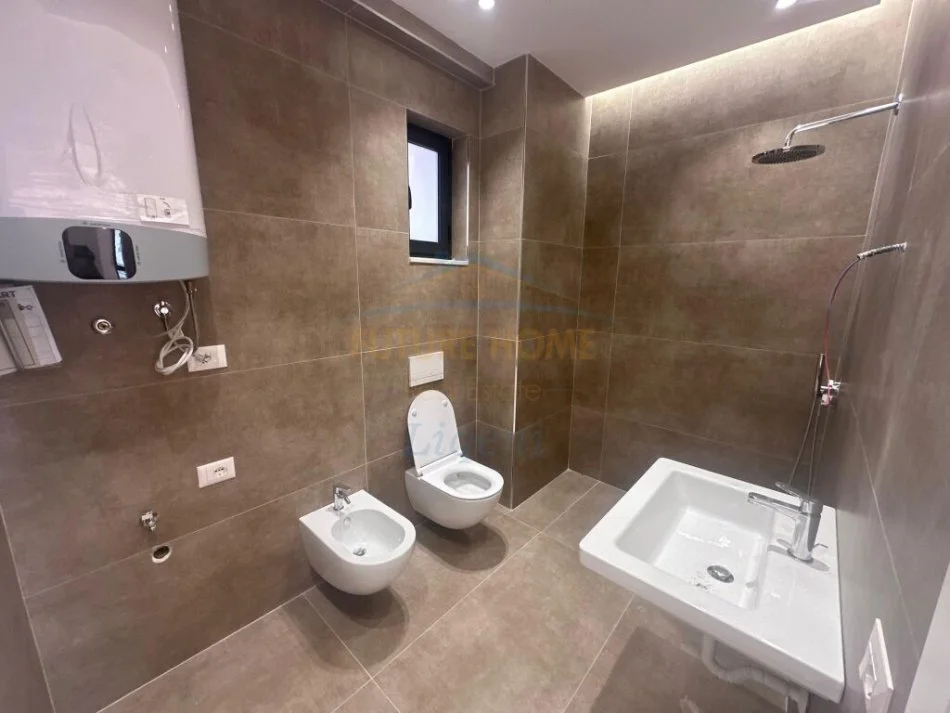 Tirane, shitet 2+1+Ballkon Kati 3, 200,000 € (Porcelan)