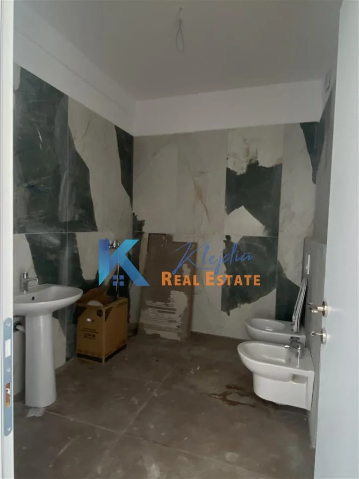 Tirane, jepet me qera apartament 2+1 Kati 9, 140 m² 1.000 € (Ish Fusha e Aviacionit, te Clover Residence)