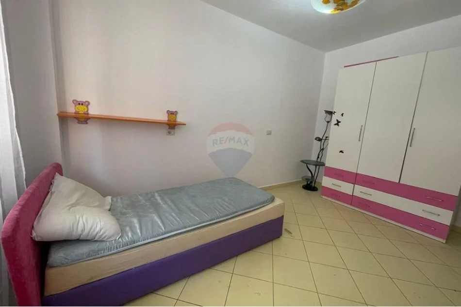 Tirane, jepet me qera apartament 2+1 Kati 1, 97 m² 400 € (Xhamia, Rruga Pinare - Kopshti Botanik)