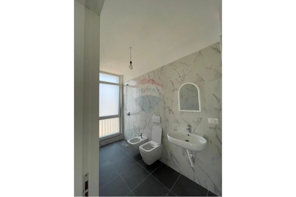 Tirane, jepet me qera apartament 2+1 Kati 3, 95 m² 450 € (Shkolla e Baletit - Tregu Elektrik)