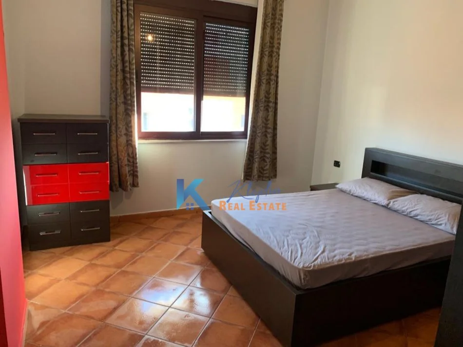 Tirane, jap me qera apartament 1+1+Ballkon Kati 10, 60 m² 500 € (1+1 per qira te kompleksi Panorama)