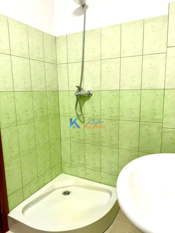 Tirane, jap me qera apartament Kati 4, 45 m² 530 € (Komuna e Parisit, afer Kristal Center)
