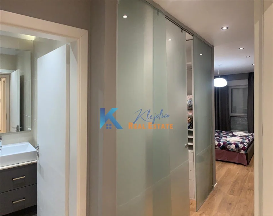 Tirane, jap me qera apartament 2+1+Ballkon Kati 4, 93 m² 750 € (Kompleksi Kontakt ne zonen e 21 Dhjetorit)