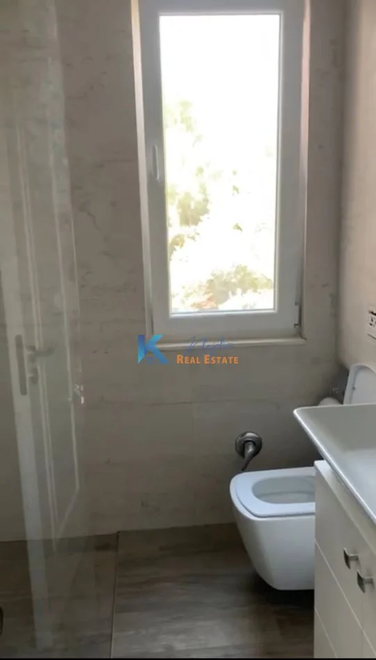 Tirane, jepet me qera apartament 3+1 Kati 4, 155 m² 850 € (Kopshti Botanik, afer Xhamise)