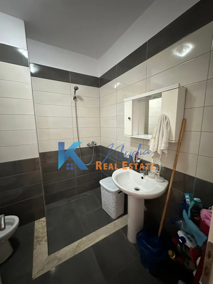 Tirane, jepet me qera apartament 1+1 Kati 4, 70 m² 450 € (Rruga 5 Maji, afer shkolles Tirana Jone)