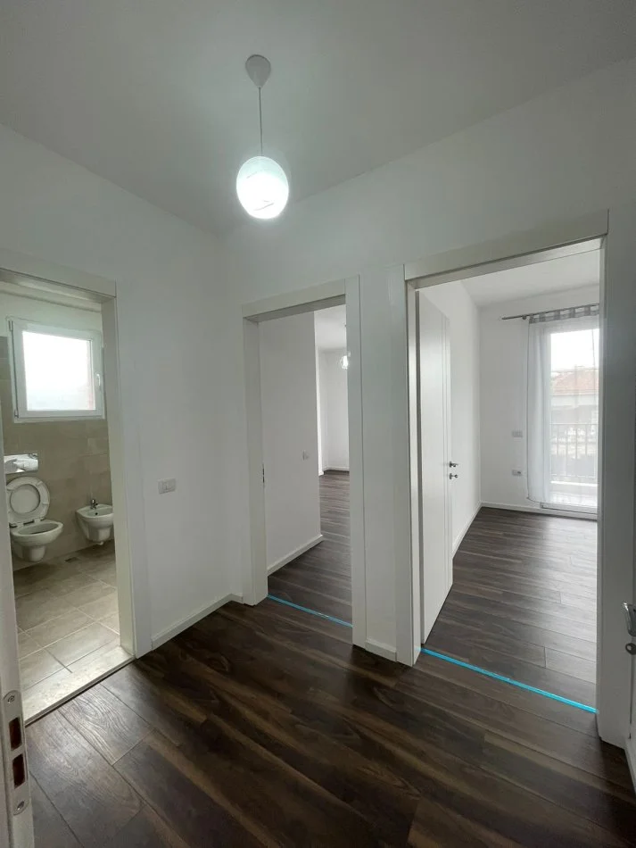 Tirane, jepet me qera apartament 2+1+Ballkon Kati 2, 600 € (Rruga Artan Lenja)