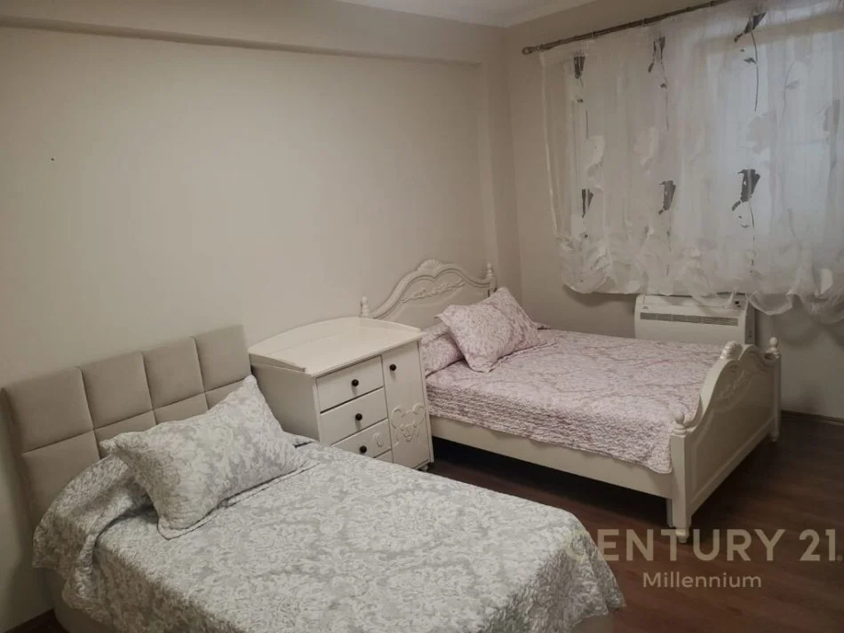 𝐓𝐢𝐫𝐚𝐧𝐞, 𝐣𝐞𝐩𝐞𝐭 𝐦𝐞 𝐪𝐞𝐫𝐚 𝐚𝐩𝐚𝐫𝐭𝐚𝐦𝐞𝐧𝐭 𝟐+𝟏 𝐊𝐚𝐭𝐢 𝟒, 𝟖𝟏 𝐦² 𝟖𝟎𝟎 € (𝐑𝐫.𝐀𝐝𝐞𝐦 𝐉𝐚𝐬𝐡𝐚𝐫𝐢, 𝐆𝐚𝐫𝐝𝐚)