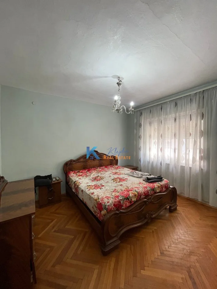Tirane, jap me qera apartament 1+1 Kati 4, 64 m² 580 € (Myslym Shyr, afer Drejtorise se Policise)