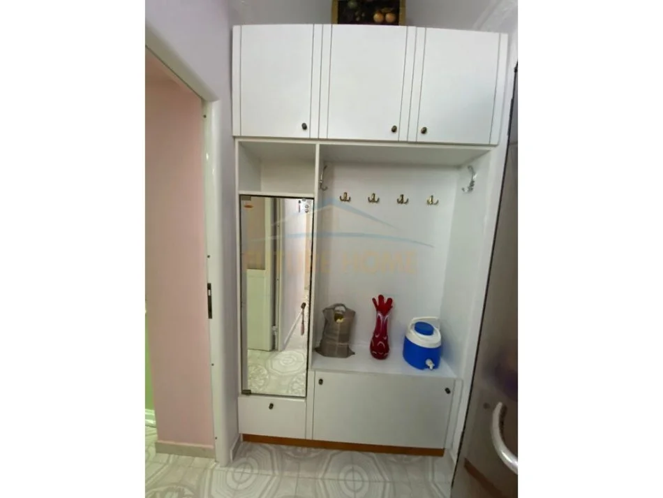 Vlore, jepet me qera apartament 2+1 Kati 3, 84 m² 300 € (Te Neranxi, afer Shkolles Industriale)