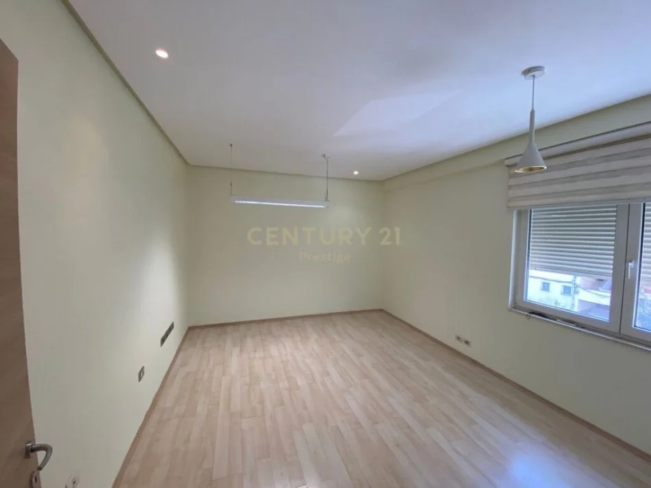 𝐓𝐢𝐫𝐚𝐧𝐞, 𝐣𝐞𝐩𝐞𝐭 𝐦𝐞 𝐪𝐞𝐫𝐚 𝐚𝐦𝐛𝐣𝐞𝐧𝐭 𝐛𝐢𝐳𝐧𝐞𝐬𝐢 𝐊𝐚𝐭𝐢 𝟏, 𝟕𝟎 𝐦² 𝟗𝟎𝟎 € (𝐏𝐚𝐳𝐚𝐫𝐢 𝐢 𝐫𝐢)