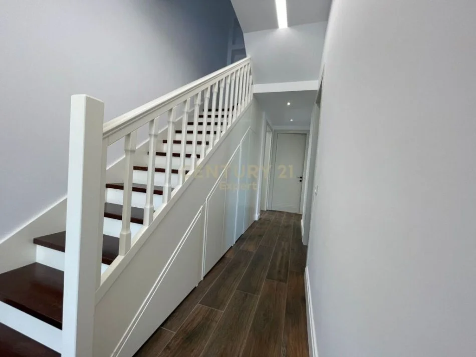 𝐓𝐢𝐫𝐚𝐧𝐞, 𝐣𝐞𝐩𝐞𝐭 𝐦𝐞 𝐪𝐞𝐫𝐚 𝐕𝐢𝐥𝐞 𝟒+𝟏 , 𝟏𝟖𝟗 𝐦² 𝟑.𝟎𝟎𝟎 € (𝐌𝐮𝐥𝐥𝐞𝐭)