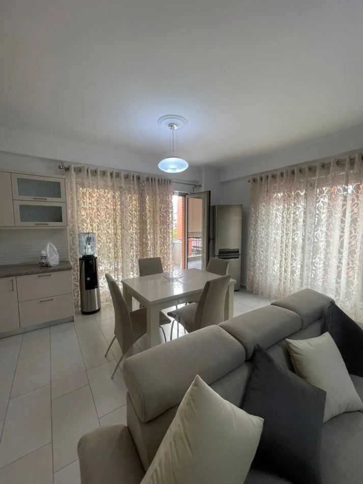 Tirane, jepet me qera apartament 2+1+Ballkon Kati 5, 110 m² 1.000 € (rruga e kavajes)