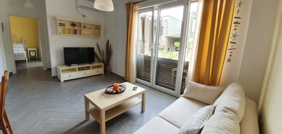 Vlore, jepet me qera apartament 1+1+Ballkon Kati 1, 70 m² 800 € (uji i ftohte vlore)