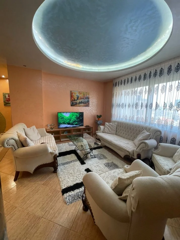 Tirane, jepet me qera 1+1+Ballkon Kati 9, 70 m² 700 € (rruga e kosovareve)