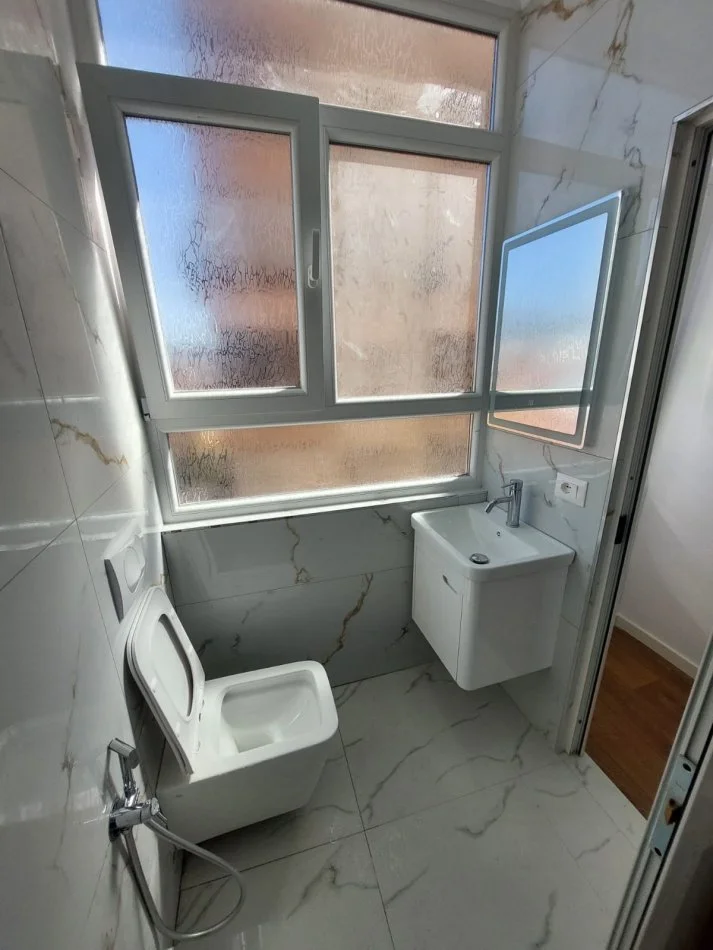 Tirane, shitet apartament 2+1+Ballkon Kati 5, 90 m² 185.000 € (rruga e dibres tek Medreseja)