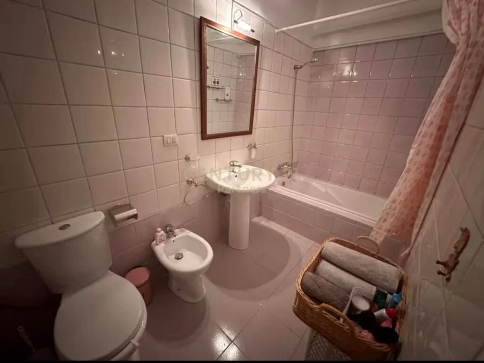 Tirane, jepet me qera apartament 2+1+Ballkon Kati 4, 97 m² 600 € (Rruga e Barrikadave)