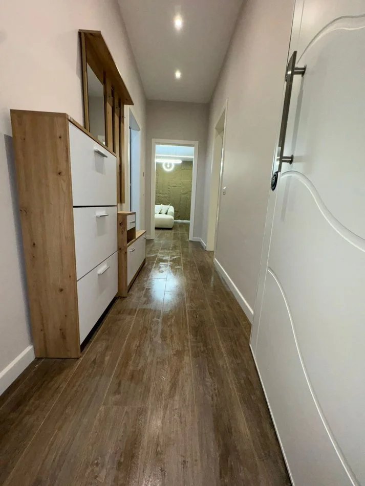 Tirane, jepet me qera apartament 1+1+Ballkon Kati 1, 74 m²  (Afer Kodres se Diellit)