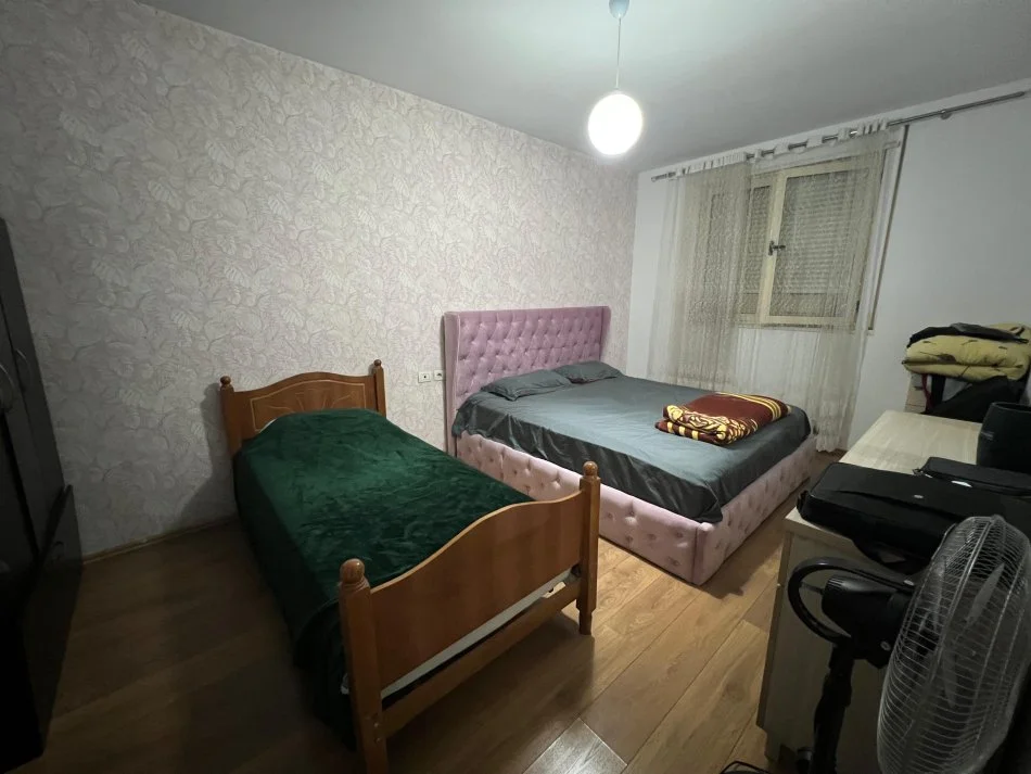 Tirane, jepet me qera apartament 2+1+Ballkon Kati 3, 75 m² 600€ (komuna e parisit)